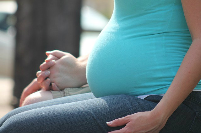 pregnant-woman-holding-hands